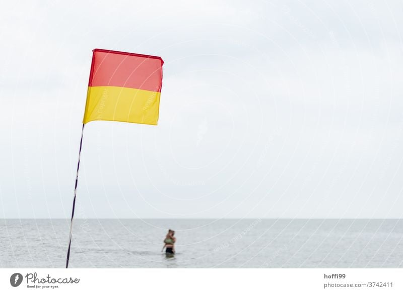 Vater mit Kind - Achtung beim Baden im Meer Badezone strandbad Strand Sicherheit Sommer Ostsee 1-3 Jahre Freude klein Schwimmen & Baden Kindheit Spielen nass
