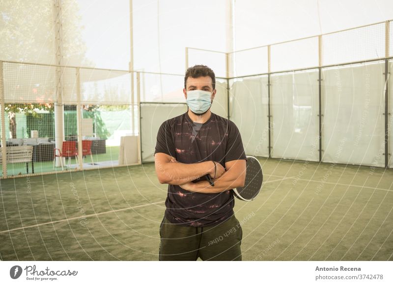 Paddle-Tennisspieler mit Operationsmaske Mann Paddeltennis Padel Sport männlich Männer Lebensstile stehen Pose attraktiv Gesicht Mundschutz Erwachsener