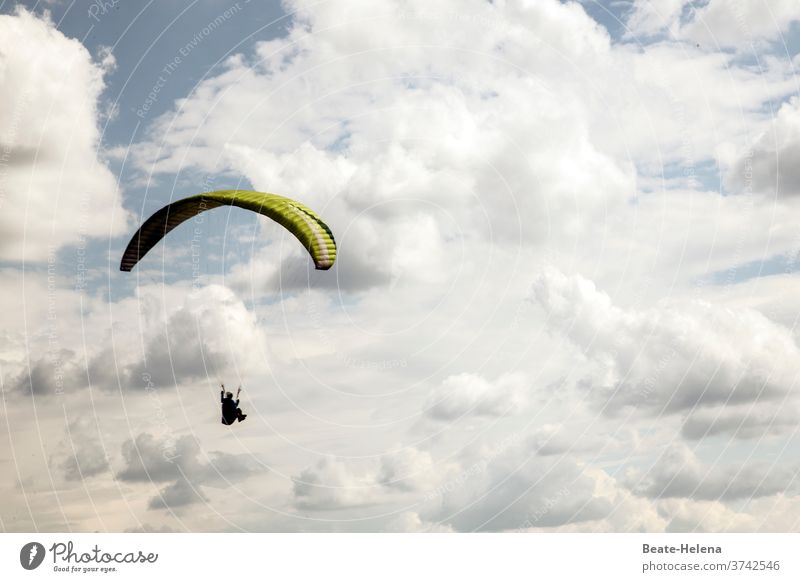 Paraglider im wolkigem Himmel: abgehoben paragliden Paraglideschirm paraglider fliegen Luftverkehr Segelfliegen Wolken Flugplatz Höhenflug Hobby Flugschau