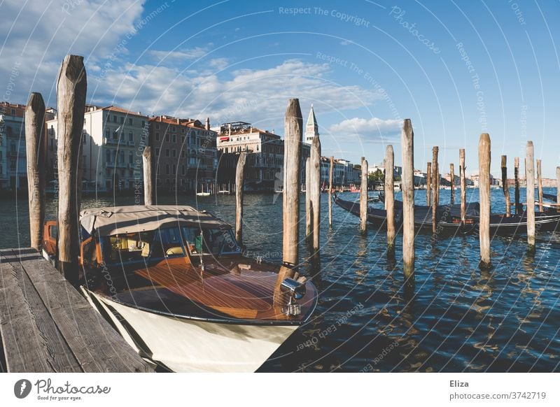 Ein Motorboot an einer Anlegestelle in Venedig Kanal Wasser Wasserfahrzeug Italien Hafenstadt Boot Schiff