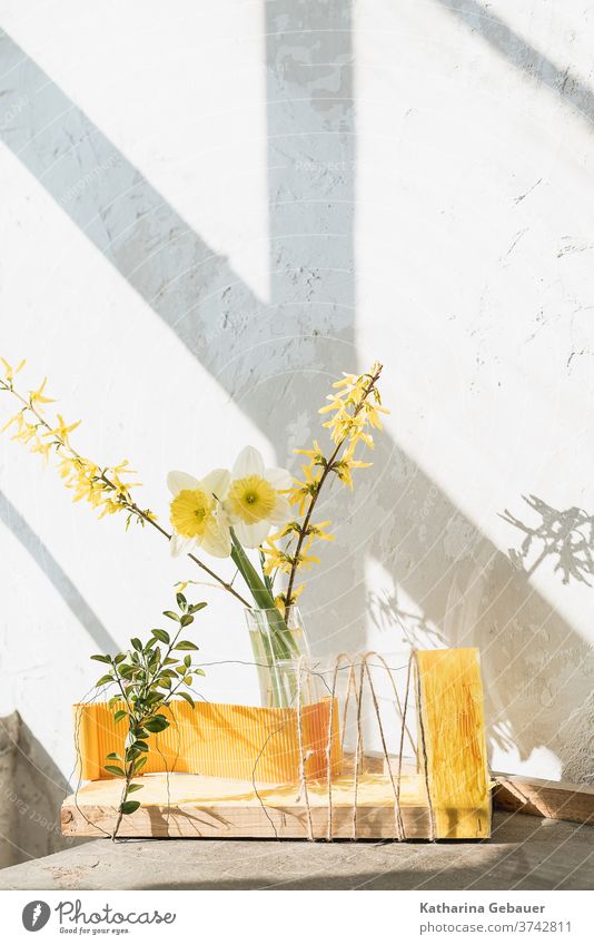 Gelbes Kunstwerk mit Blumen im Licht kunst werkstatt Künstler Schatten Freizeit & Hobby Kreativität