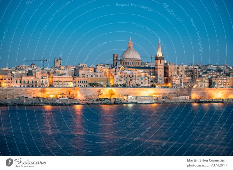 Panoramablick auf die Skyline von Valletta bei wunderschönem Sonnenuntergang von Sliema mit den Kirchen Our Lady of Mount Carmel und St. Paul's Anglican Pro-Cathedral, Valletta, Hauptstadt von Malta
