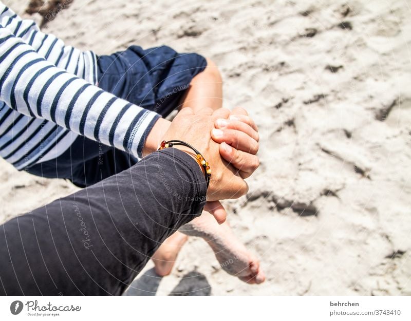 hand in hand im sand Bernstein Strand Liebe Hand in Hand Familie & Verwandtschaft Schutz Kindheit Eltern Sohn Mutter Sicherheit Geborgenheit beschützen