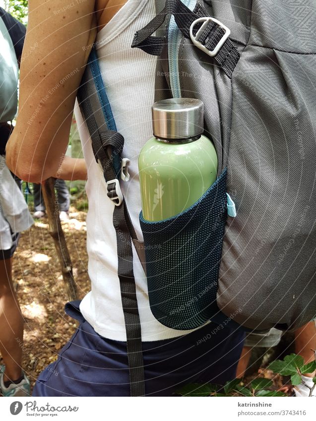 Frauen bleiben mit Rucksack mit wiederverwendbarer Wasserflasche in einer Tasche Aufenthalt Flasche ökologisch abschließen Abenteuer Gerät Expedition Trekking