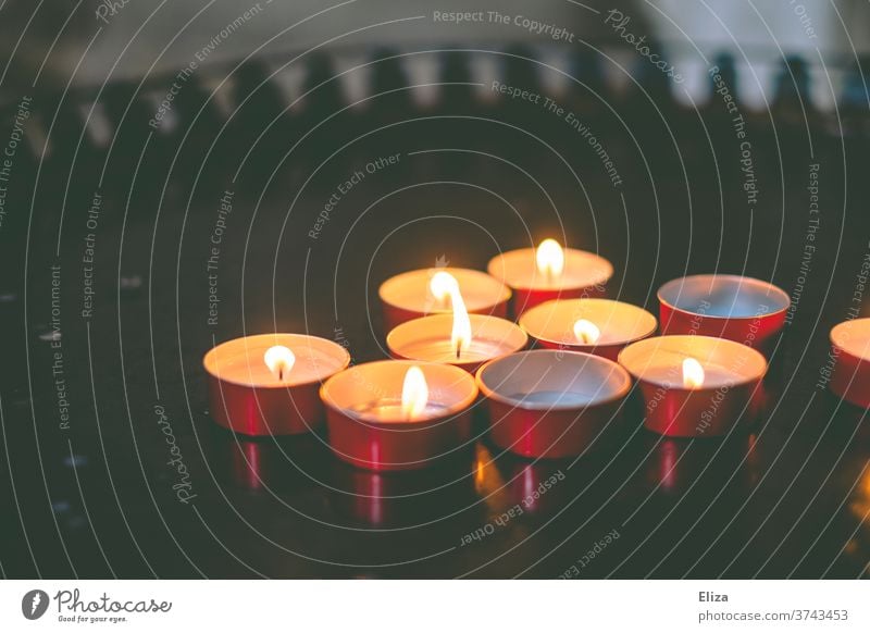 Brennende Opferkerzen in einer Kirche Gebet religiös Glaube Religion Kerzen rot brennen Kerzenlicht Christentum Religion & Glaube heilig beten Hoffnung