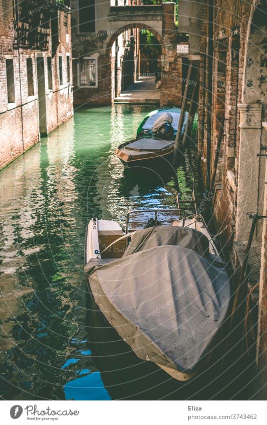Ein Kanal in Venedig Boot Altstadt Sehenswürdigkeit Torbogen alt morbide Stadt Wasser historisch