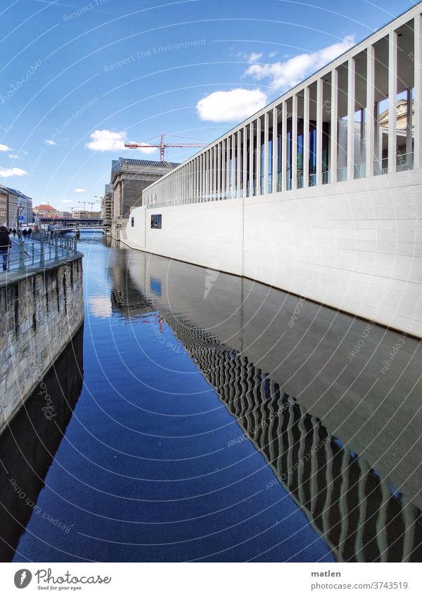 Museumsinsel Berlin Chipperfield Wasser Kran Himmel Spiegelung Kai mobil