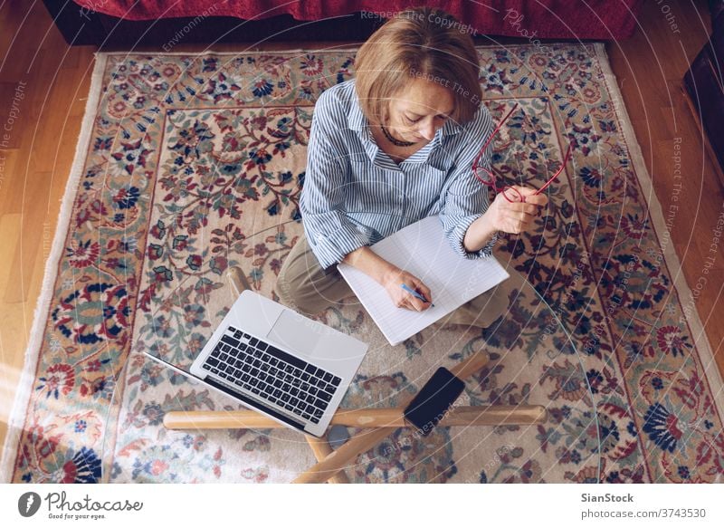 Senioren mittleren Alters, die zu Hause am Computer arbeiten Frau Laptop reif Menschen eine Person Lifestyle benutzend Brille attraktiv sich[Akk] entspannen