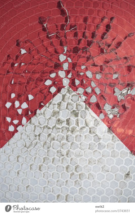 Primadonna Figur abstrakt rot weiß zersplittert Verkehrsschild Hinweisschild gedreht Farbe Segmente kaputt Zerstörung bizarr Farbfoto Menschenleer Außenaufnahme