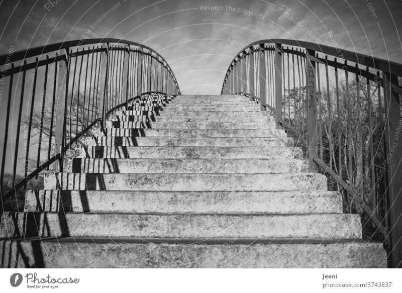 Brücke an der Saale Stufe Stufen Treppe Geländer Metall Stein Himmel Schatten Gitter Wolken hoch Halle Treppenstufen Aufstieg aufsteigen rund gebogen Linie