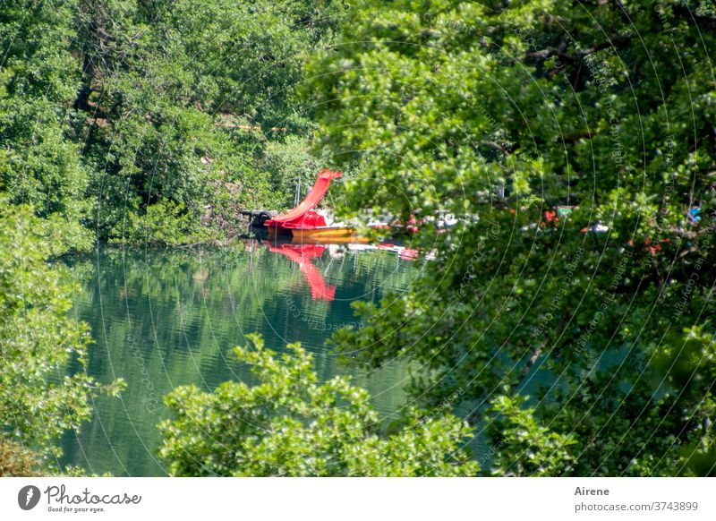 Ausrutscher See Wald Waldsee Rutschbahn rot knallrot Wasserrutsche Vergnügen Freibad Naturfreibad Badespaß Spaß Wasserspiele plantschen rutschen Spielplatz