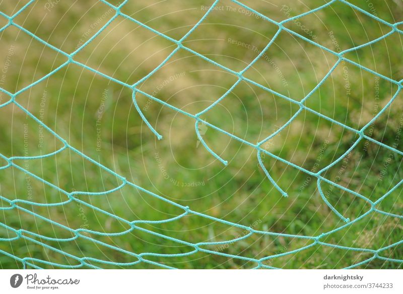 Detail eines Netzes von einem Fußballtor mit einem langen Riss Gewebe defekt riss natur gras Umwelt Farbfoto Gras Außenaufnahme Menschenleer grün Natur
