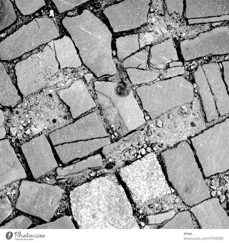 Handarbeiten (3) platz steine muster struktur handarbeit wege pflasterung einschwämmen sand fußweg Wege & Pfade Vogelperspektive gestaltung architektur spuren