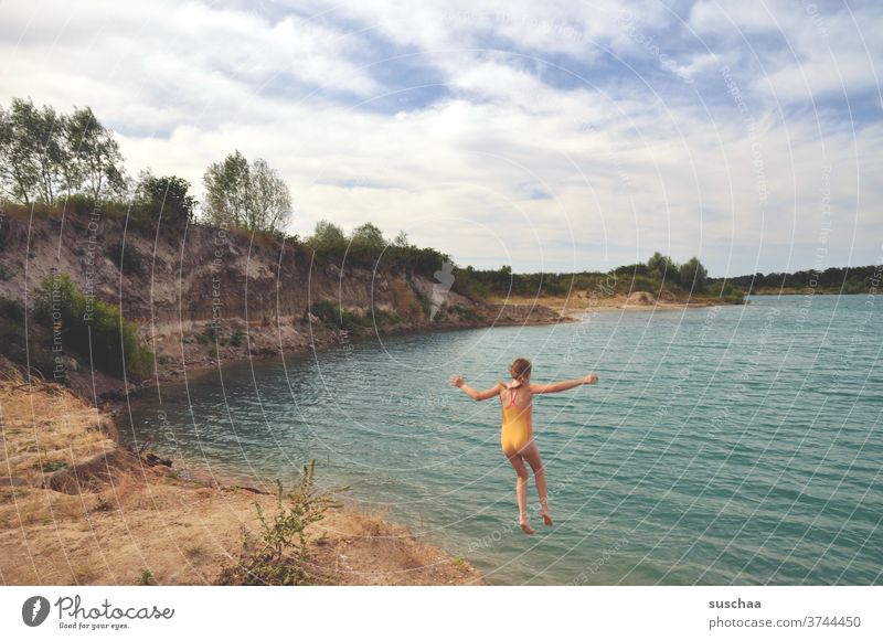 mädchen an einem türkisfarbenen baggersee Mädchen Kind See Badesee Baggersee Sommer Sommerurlaub Ferien zu Hause bleiben baden springen hüpfen Sprung Wasser naß