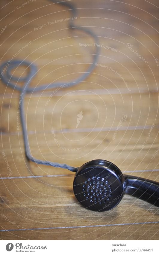 Telefonhörer eines alten bakelit-telefones Telefongespräch Telekommunikation sprechen Verbindung Kabel retro hören Sprechmuschel altes Telefon Bakelit-Telefon