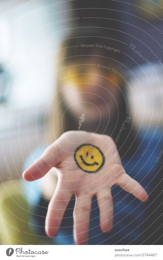 jugendliche mit aufgemaltem smiley auf der hand Smiley Emotiocon Emoji Zeichen Gesicht Fröhlichkeit lachen Lächeln Gefühle lustig Lebensfreude Optimismus