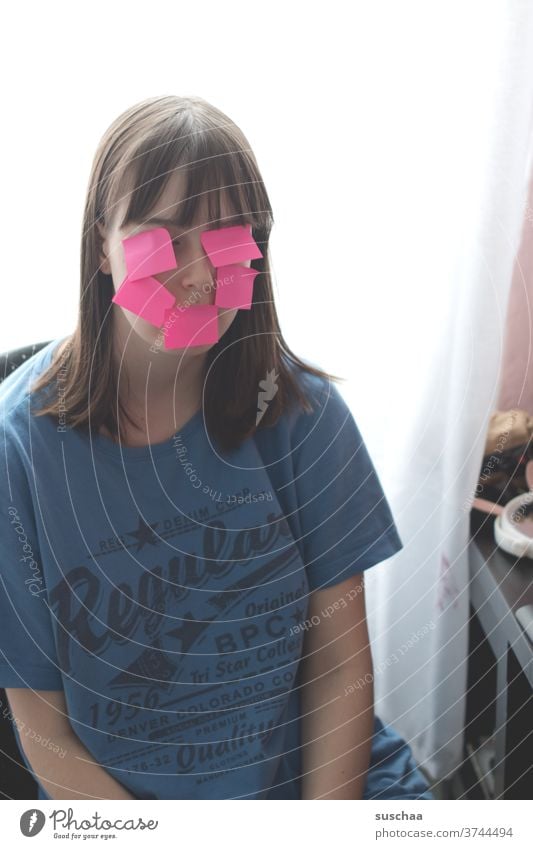 jugendliche mit vielen post-its im gesicht Jugendliche junge Frau Teenager Blödsinn machen Gesicht Papier Zettel Post-its kleben im Gesicht ohne Text