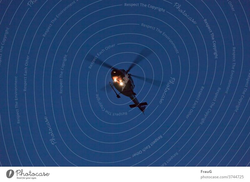 lebensnotwendig | Rettungshubschrauber Hubschrauber Rotorblätter Luftverkehr Fluggerät fliegen Einsatz Notarzt Hilfe Beleuchtung Scheinwerferlicht Himmel blau