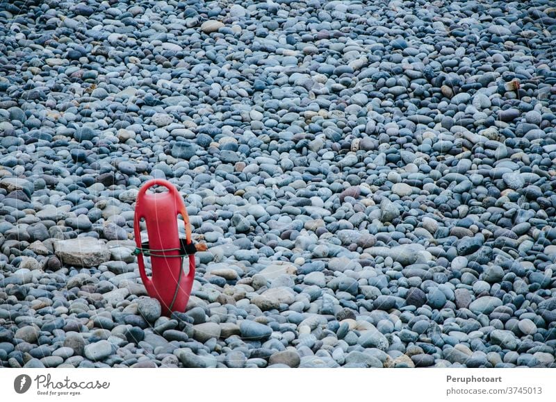 Rote Plastik-Schwimmweste im Sand am einsamen Strand Hintergrund Torpedo Wasser Sommer Sonne bewachen Küste Sicherheit Tube retten Rettungsschwimmer rot Gerät