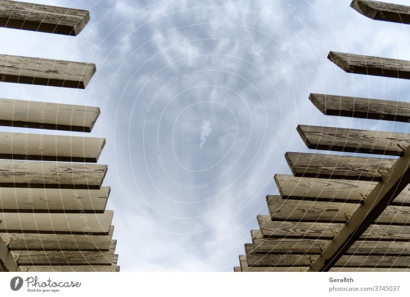 Holzbretter auf einem Hintergrund aus Himmel und Wolken abstrakt Architektur blau Holzplatte Gebäude wolkig Farbe Konstruktion Design Detailaufnahme Geometrie
