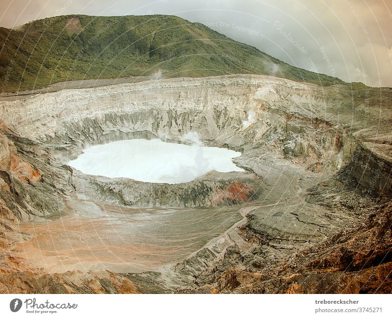 Der Krater des Poas-Vulkans in Costa Rica. Man sieht den Säuresee und die karge Berglandschaft mit den tollen Farben Gift Berge u. Gebirge See Natur vulkanisch