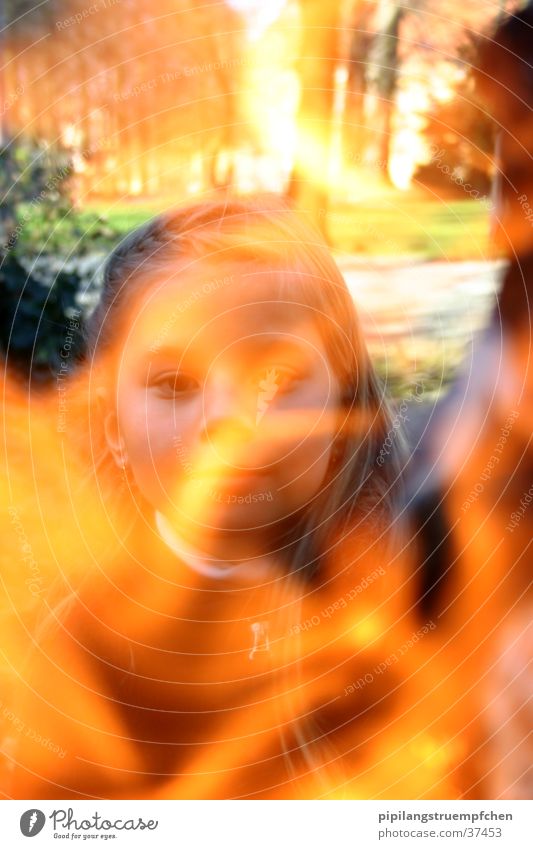 das feuermädchen Mädchen Licht gelb Frau Brand orange kleine schwester. die vier elemente Außenaufnahme