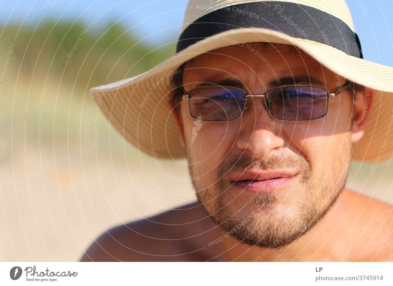 Porträt eines jungen Mannes, der einen Hut und eine Brille trägt Mann mit Hut Junger Mann Mensch Außenaufnahme maskulin Gesicht Leben Zufriedenheit