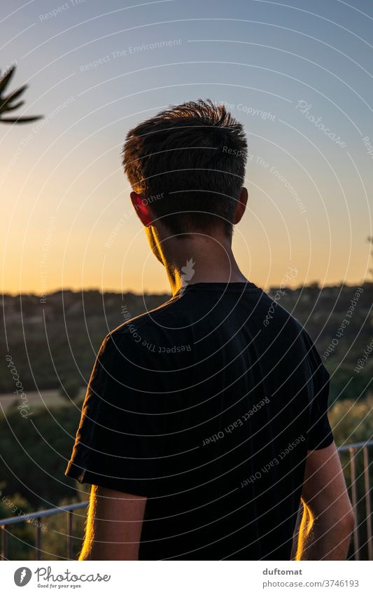 Teenager genießt die Aussicht Italien Sonnenuntergang junger Mann männlich Silhouette weitblich Fernsicht genießen Sonnenschein Junger Mann Mensch Jugendliche
