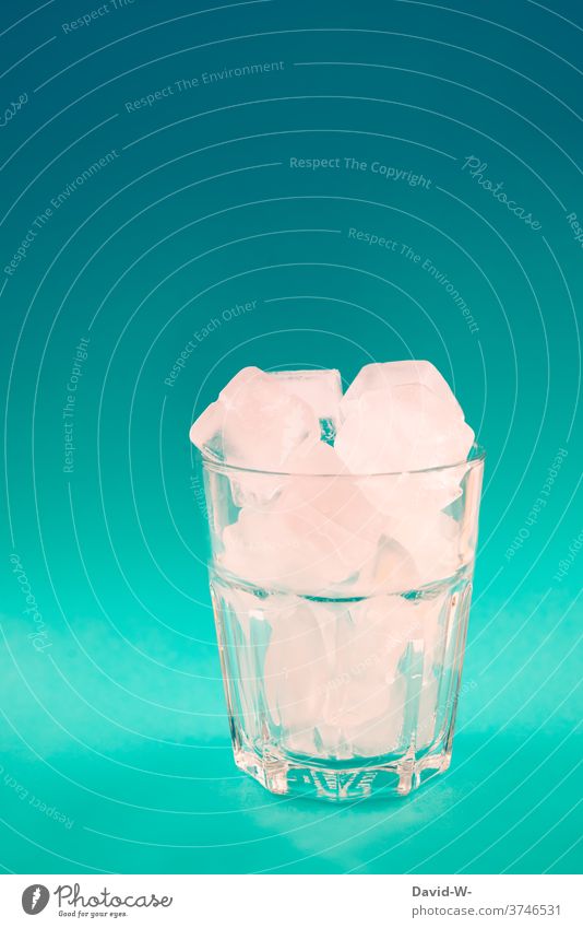 Eiswürfel in einem Glas blau kühl erfrischung Sommer Erfrischungsgetränk Getränk voll heiß kalt
