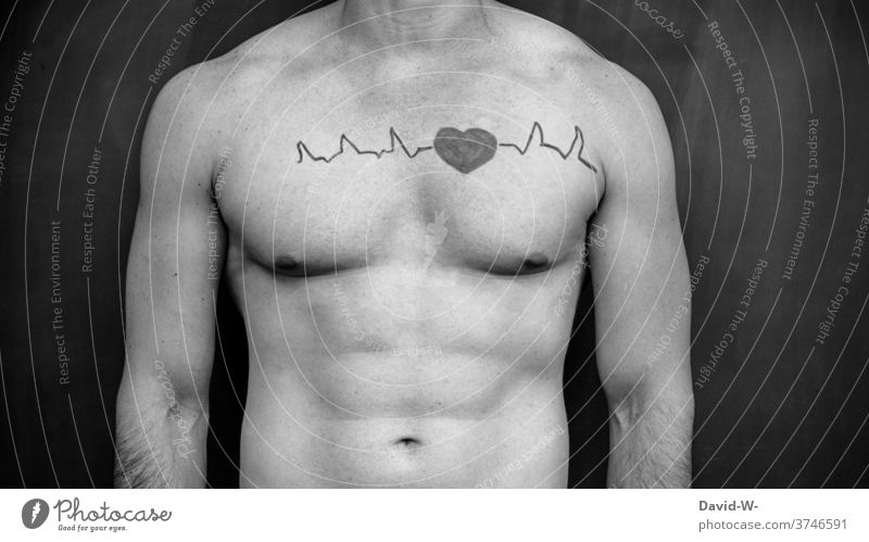 Herz schlägt im Körper Herzschlag Gesundheit Leben Medizin Fitness lebendig Kraft Stärke Muskeln Mann Athlet sexy