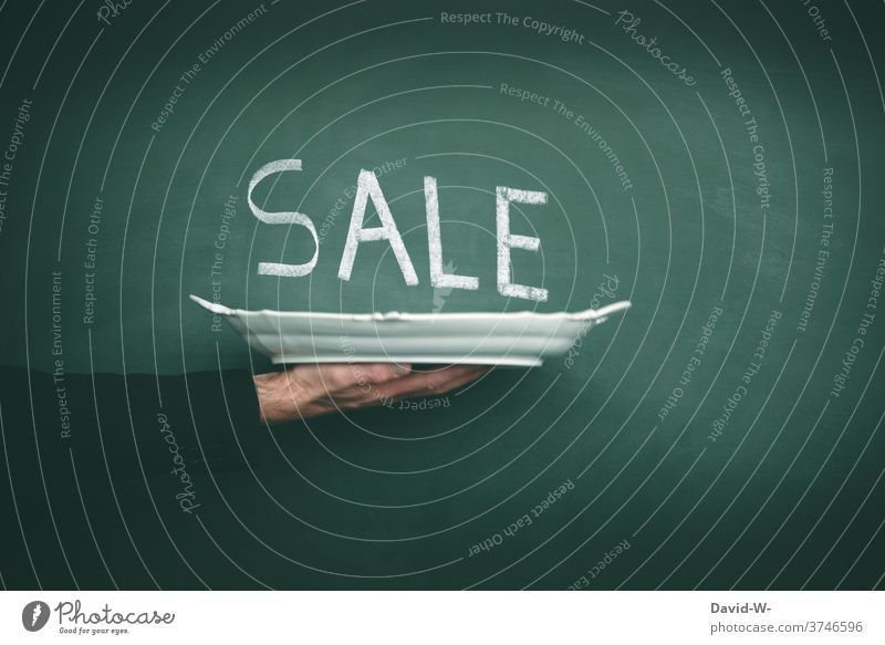 Sale im Angebot Hand hält Tablett reduziert Preis präsentieren Schnäppchen günstig kaufen Einzelhandel