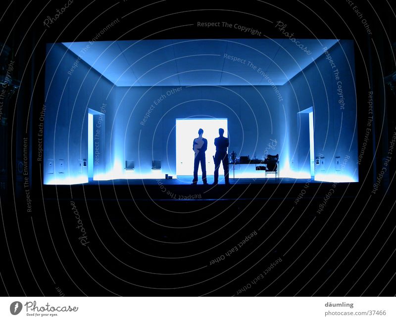 men at work Gegenlicht Mann Schatten Lichtakzente Raum Perspektive blau