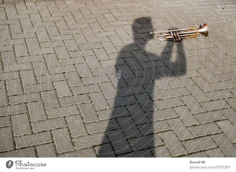 Schattenspieler - Mann spielt Trompete Musik Musiker Kultur Kunst Künstler Musikinstrument Corona Mensch verbot kreativ Trompeter