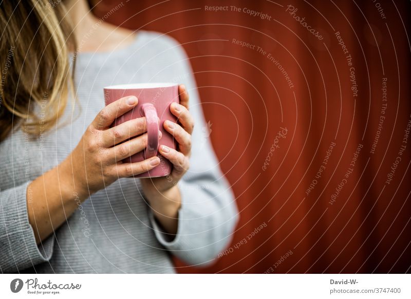 Neurodermitis Hände halten Kaffee Kaffeepause Frau Becher festhalten Krankheit ruhe Kaffeetasse genießen Tasse Tee