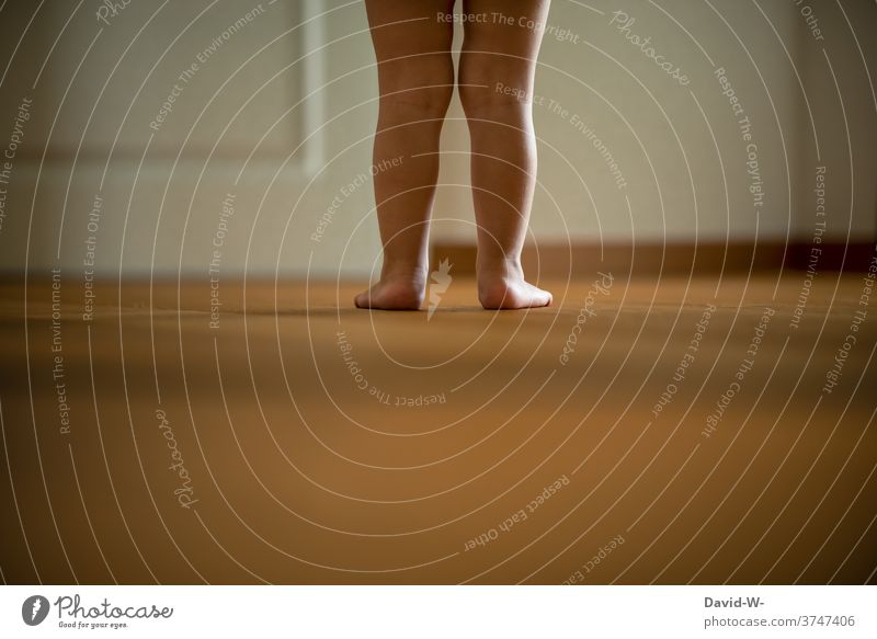 Kind - Beine und Füße auf dem Boden allein Barfuß Kindheit stehen anonym Rückansicht Einsamkeit orthopädisch