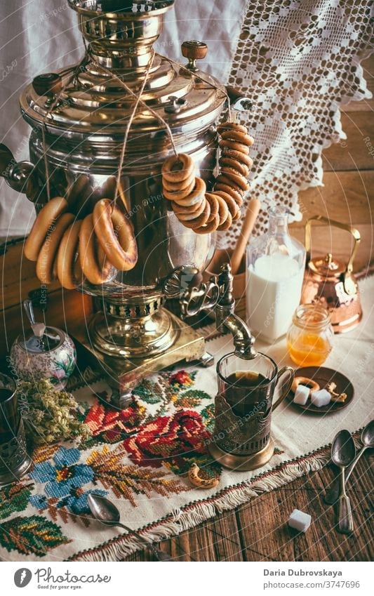 Samowar. Russischer Tee trinken Kultur Lebensmittel retro Tisch Küche kupfer heiß Tasse Leute traditionell Wasser Metall alt Glas hölzern Abendessen Glashalter