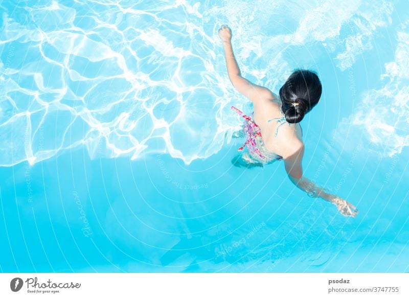 Draufsicht Asien Frau geniessen im Schwimmbad attraktiv Hintergrund Strand schön Schönheit Bikini blau Körper Pflege Mode frisch Mädchen Behaarung Glück Kopf