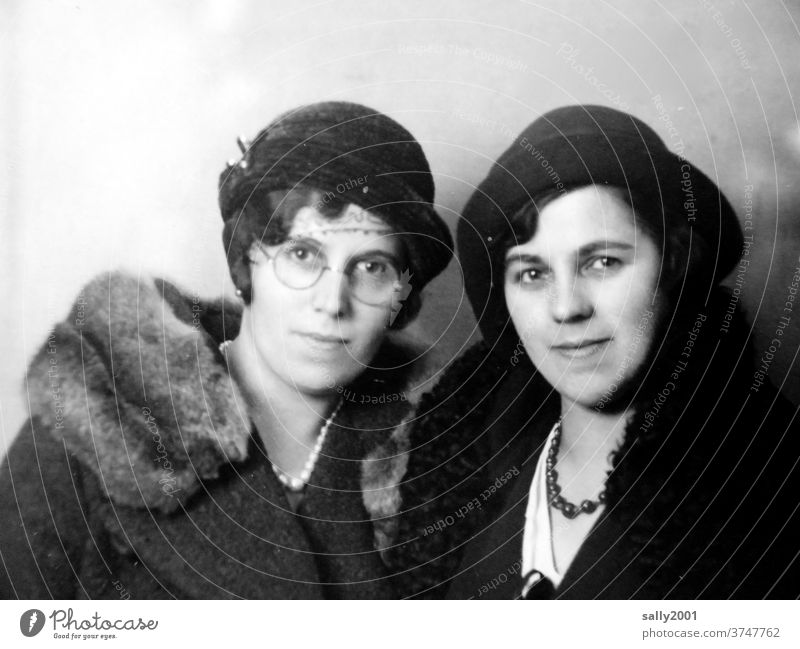 Feine Gesellschaft | Zwei Damen in den 20er Jahren Frau Schwestern Kleidung vornehm Mantel Hut Portrait 30er Jahre fein ausgehen Schmuck zurechtmachen hübsch