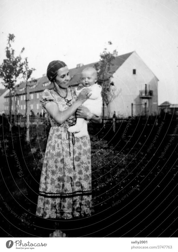 farbreduziert | Sommer 1939 Mutter und Kind Baby junge Frau Sommerkleid 30er Jahre Haus Wohnhaus Baum Kindheit Zusammensein Liebe Eltern Glück Mutterschaft
