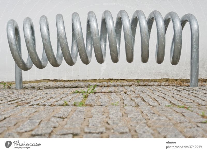 dynamisch I spiralförmiger Standparker (Fahrradständer) aus verzinktem Metall Dynamik Spirale Metallfeder Spiralfeder Fußweg verkehrsberuhigt Gehweg Gehsteig