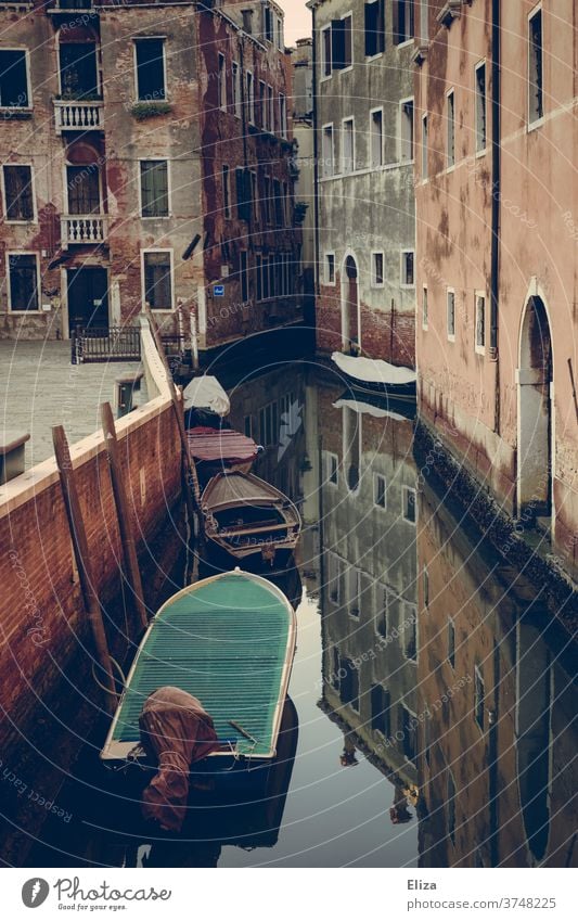 Kanal in Venedig mit kleinen Booten und Spiegelung Wasser Altstadt Stadt Haus Italien Morbide Sehenswürdigkeit alt verwittert