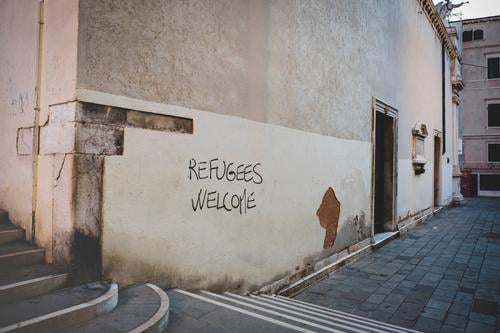 Refugees Welcome - auch in Venedig :) Geflüchtete Flüchtlinge Zufluchtsort Willkommen Graffiti Hilfsbereitschaft Schriftzeichen Menschlichkeit Politik
