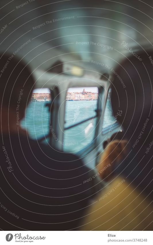 Blick aus dem Vaporetto auf die Altstadt Venedigs Schiff Wassertaxi Fenster Italien Öffentlicher Personennahverkehr Öffentlicher Nahverkehr Bootsfahrt