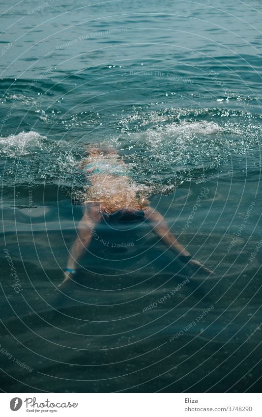 Ein Mann beim Schwimmen und Tauchen im Wasser Meer See Schwimmen & Baden Sommer Abkühlung Mensch Badewetter tauchen blau Schwimmzug