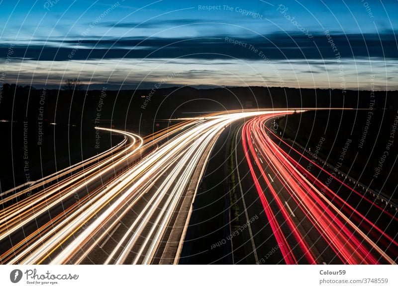 Autobahn bei Nacht fahren hell Deutsch Langzeitbelichtung Europa im Freien Fahrspur Geschwindigkeit Verkehr Bewegung Licht lang PKW Straße Transport Belichtung