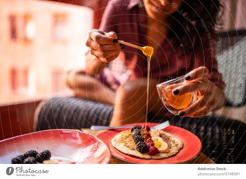 Anonyme Frau isst gesunde Pfannkuchen zum Frühstück Teller süß frisch geschmackvoll Gesundheit Frucht lecker Himbeeren Liebling organisch Lebensmittel Beeren