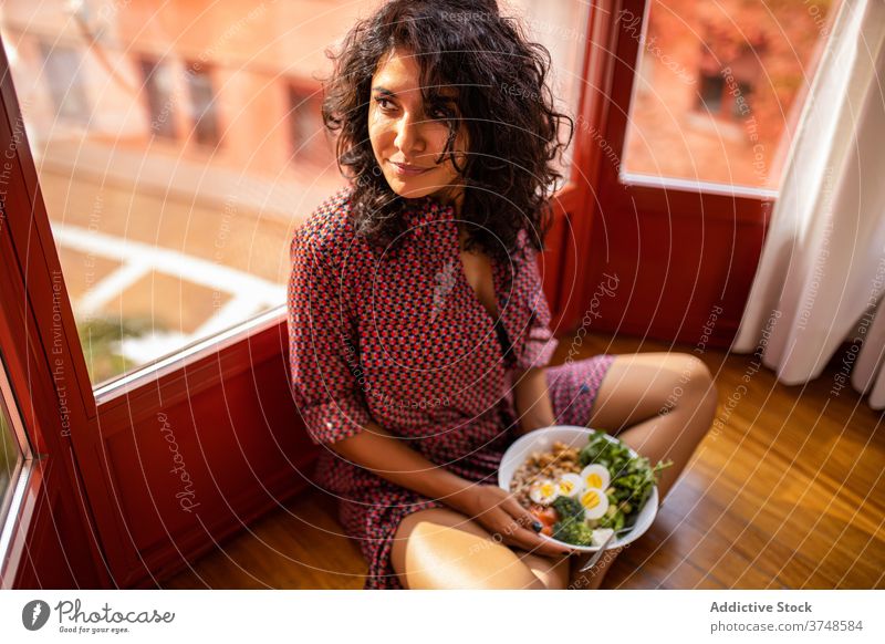 Weibliches, gesundes Mittagessen Frau Vegetarier Korn organisch Lebensmittel Salatbeilage Tomaten Bestandteil Gesundheit Essen Diät selbstgemacht