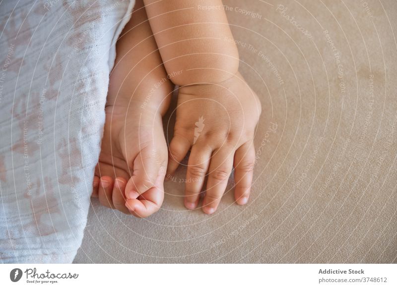 Detail der Hände eines anonymen Babys Unschuld unschuldig Vertrauen Nägel Zuneigung träumend Säugling Harmonie neugeboren Finger Kleinkind schlafen abstützen