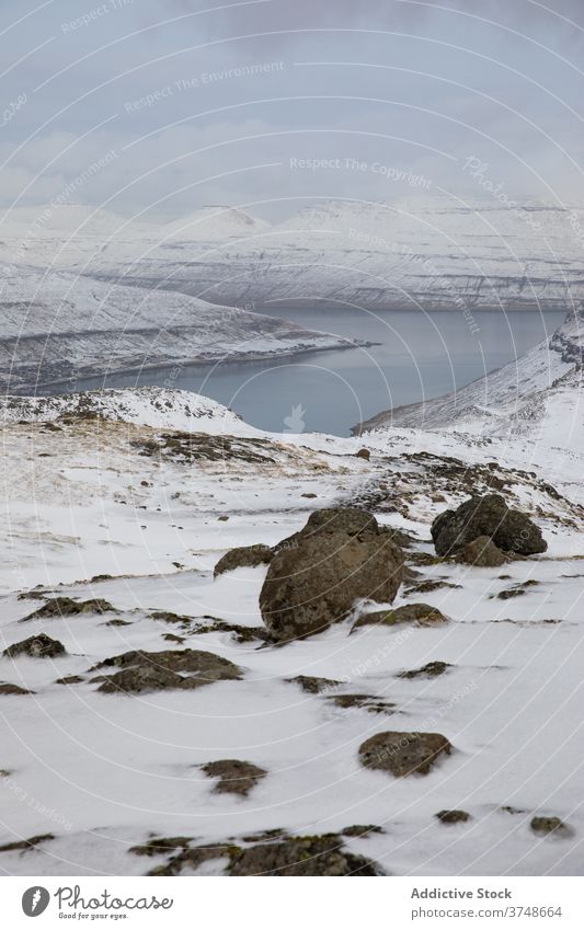 Erstaunliche Aussicht auf die Berge der Färöer Inseln Berge u. Gebirge Fluss Schnee Winter Landschaft spektakulär wolkig Saison kalt Ambitus Färöer-Inseln