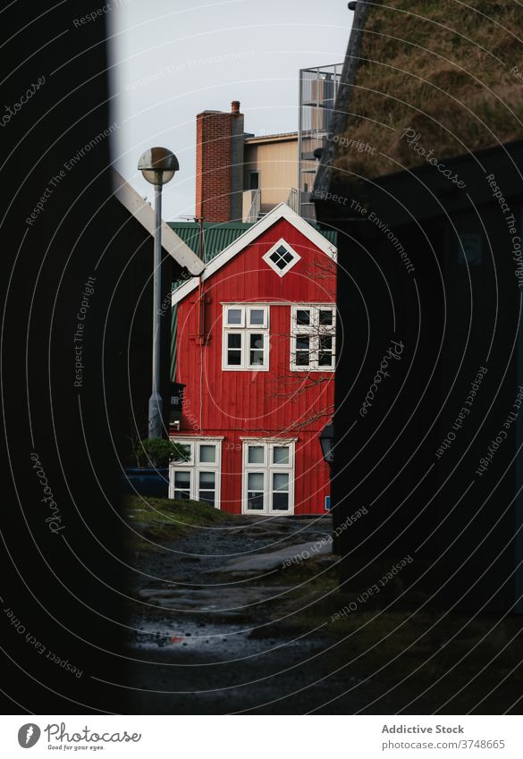 Holzhaus auf den Färöer Inseln hölzern Haus Wohnsiedlung Gebäude wohnbedingt Dorf Cottage Außenseite Landschaft ländlich Färöer-Inseln Saison Konstruktion